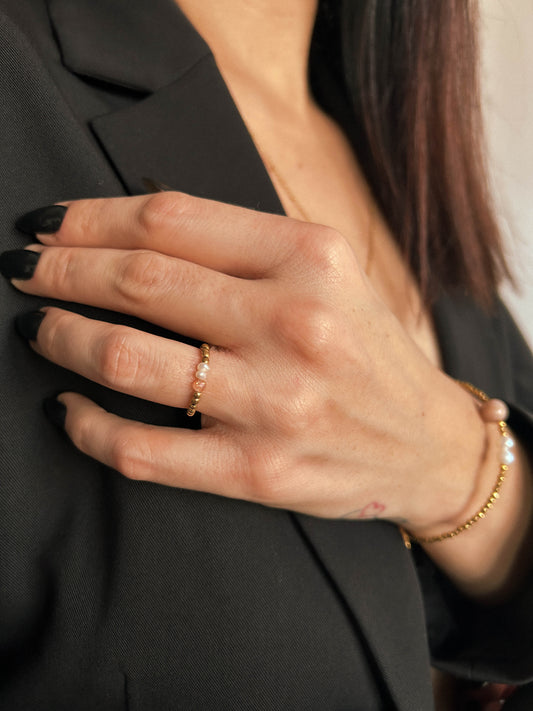 Pierścionek z hematytu z perłą i kamieniem słonecznym modelka