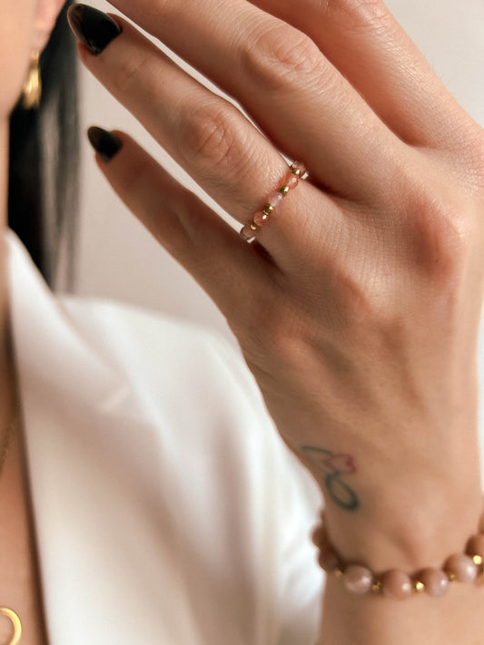 Pierścionek z kamienia słonecznego modelka