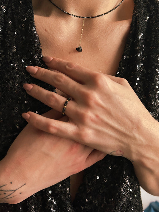 Pierścionek ze spinelu modelka