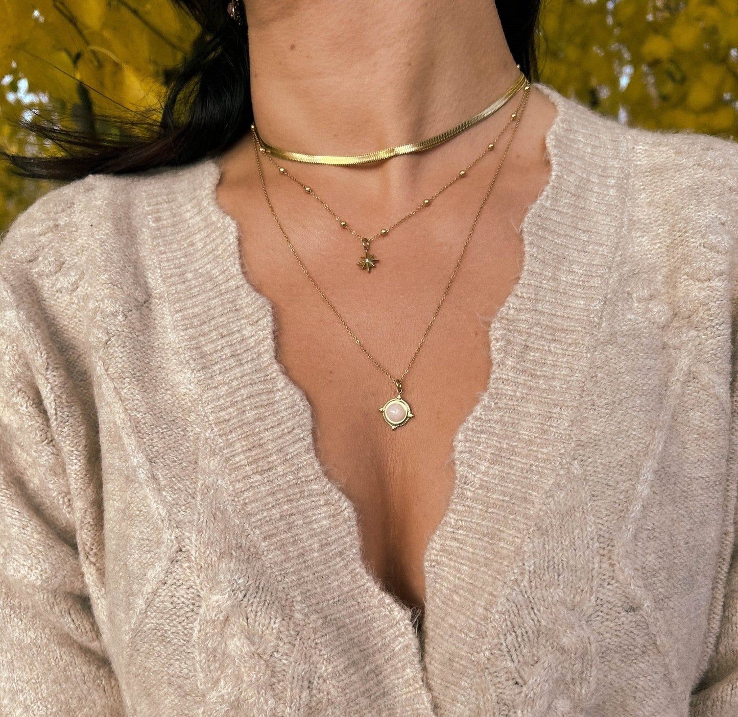 naszyjnik ze stali szlachetnej i kamieni naturalnych na modelce