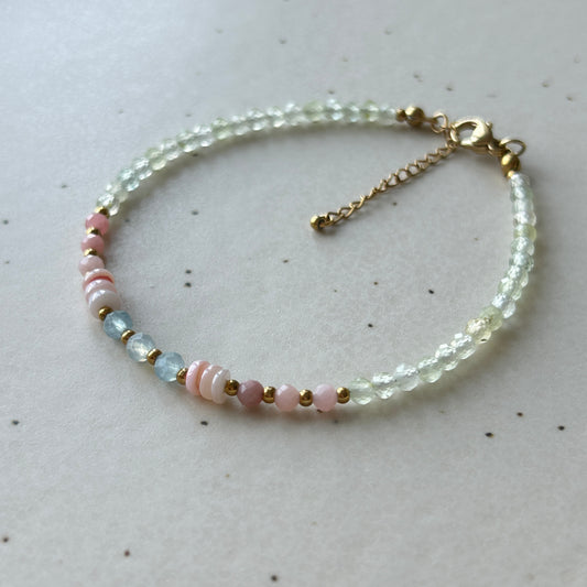 bransoletka na zapięciu z prehnitu akwamarynu opalu i muszli